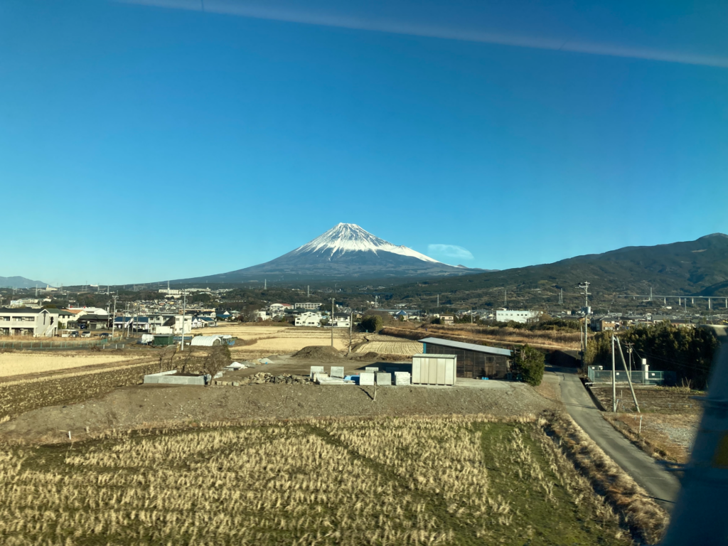 新幹線での車窓から富士山が見えました😊